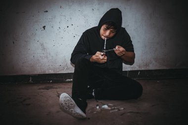 Asyalı erkekler eroin bağımlısıdır. Flakka ya da zombi ilacı tehlikeli, Tayland uyuşturucu konseptine hayır