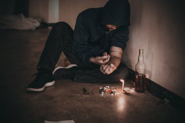 Asyalı erkekler kendi damarlarına eroin enjekte eden uyuşturucu bağımlılarıdır. Flakka ya da zombi ilacı tehlikeli, Tayland uyuşturucu konseptine hayır, ıssızlıktaki kötü adam uyuşturucuları.