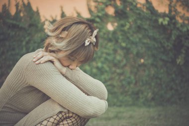 Güzel Taylandlı kadın karşılıksız aşktan çok üzgün, yeniden düşün, düşün, eski tarz, karanlık ton, kırık kalp, Asyalı kız