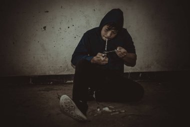 Asyalı erkekler kendi damarlarına eroin enjekte eden uyuşturucu bağımlılarıdır. Flakka ya da zombi ilacı tehlikeli, Tayland uyuşturucu konseptine hayır
