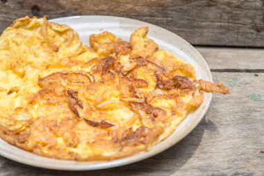 Omlet ve lezzetli, kolay bir kahvaltı.