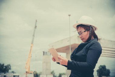 Köprü inşaatında çalışan mühendis kadın.