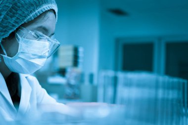 Bilim adamı, deneyden önce plastik tüplere kimyasal madde enjekte etti.