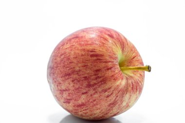 Beyaz arkaplanda taze elma