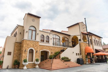 Toskana stili bir bina. Akşamları önünde büyük merdiven var. Toskana kasabası.