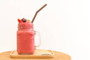 Ahşap masada meyveli çilekli smoothie, berrak ton, parlak, seçici odak