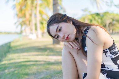 Yalnız, üzgün, şişman kadın, aşktan, kalp kırıklığından, hayal kırıklığından, Taylandlı insanlardan dolayı tekrar düşünür.