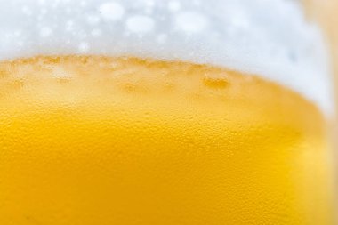 hombre con flequillo largo