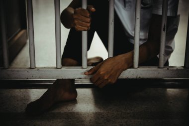 Demir hapishaneyi, esir konseptini, Tayland halkını yakalamak isteyen adamların elleri, özgür olmayı umuyoruz..