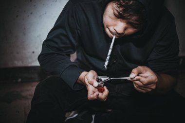 Asyalı erkekler eroin bağımlısıdır. Flakka ya da zombi ilacı tehlikeli, Tayland uyuşturucu konseptine hayır