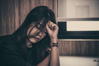 Gereksiz aşktan gelen üzgün, güzel Asyalı kadın sevgilisini çok düşünür. Aşksız bir hayat, kederli kadın kalp kırıklığı konsepti, karanlık tonda üzgün kadın konsepti.