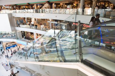 Korat - Tayland - 24 Aralık 2016: Tanımlanamayan kişiler yoğun bir şekilde birlikte 21. Terminal 'de sahne aldılar. Burası çok ünlü bir alışveriş merkezi.