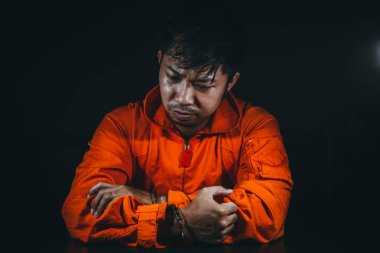 Şüpheli mahkum kıyafetleri giyiyordu. Soruşturmada tutuklandı. Gerçeği öğrenmek için sorgulandı. Hırsız polis tarafından yakalandı.