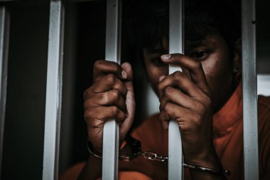 Demir hapishaneyi, esir konseptini, Tayland halkını yakalamak isteyen adamların elleri, özgür olmayı umuyoruz..