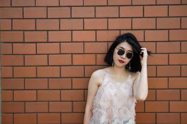 Güzel Asyalı şık bir kızın portresi fotoğraf çekimi için, gençlerin yaşam tarzı Tayland halkı, modern kadın mutlu konsept