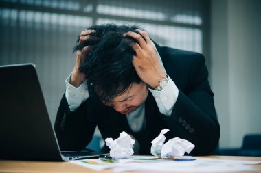 Asyalı işadamı işten, sıkı çalışmaktan, patron projeden, Taylandlı insanlardan, stresli genç adamdan, tezgahtarın işten atılmasından şikayetçi.