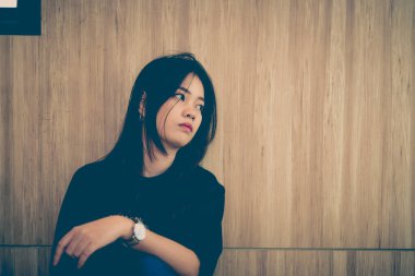 Gereksiz aşktan gelen üzgün, güzel Asyalı kadın sevgilisini çok düşünür. Aşksız bir hayat, kederli kadın kalp kırıklığı konsepti, karanlık tonda üzgün kadın konsepti.