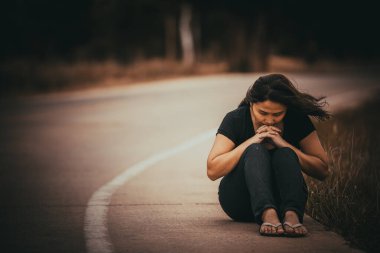 Asyalı güzel kız ormanda yalnız hissediyor, üzgün kadın konsepti, Taylandlı insanlar, sevgilisinden gelen aşka üzülen kadın, kırık bir kalp.