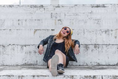 Asyalı hippilerin kızı fotoğraf çekiyor, modern kadının yaşam tarzı, Taylandlı hippi tarzı.