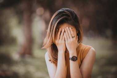 Güzel Taylandlı kadın karşılıksız aşktan çok üzgün, yeniden düşün, düşün, eski tarz, karanlık ton, kırık kalp, Asyalı kız