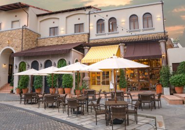 Akşam üstü Toskana tarzı yemek masası, alacakaranlık gökyüzü