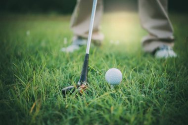 Golf sopası ve top çimlerin üzerinde, Golfçü golf oynuyor Tayland 'da bir golf kulübünde yarışmadan önceki golf antrenmanı..