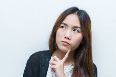 İş kadını, beyaz arka planda, Taylandlılarda ve sekreter kız düşüncelerinde izole edilmiş fikirler düşünür.