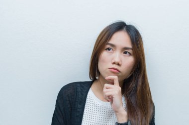 İş kadını, beyaz arka planda, Taylandlılarda ve sekreter kız düşüncelerinde izole edilmiş fikirler düşünür.