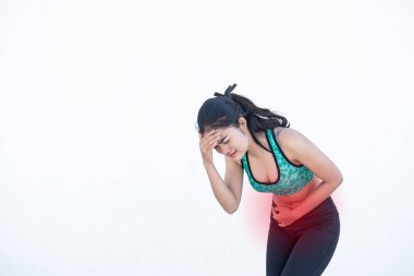 Asyalı sporcu kadın. Beyaz arka planda karın ağrısı var.