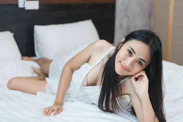 침대에 아시아 여성의 — 스톡 사진