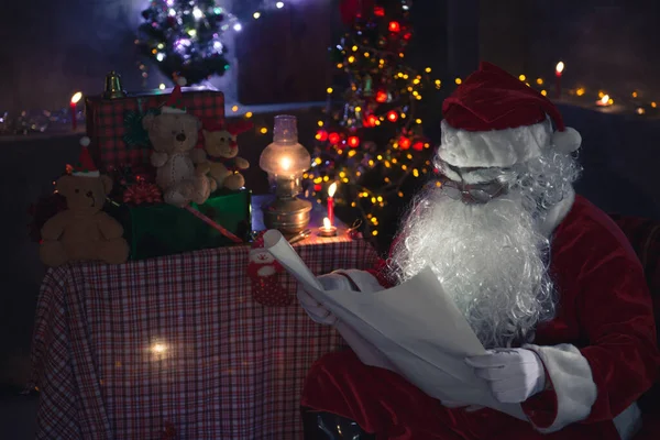 Santa Claus Leyó Periódico Por Noche Casa Luz Del Libro —  Fotos de Stock