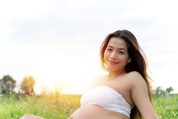 Gravid Kvinna Gräs — Stockfoto