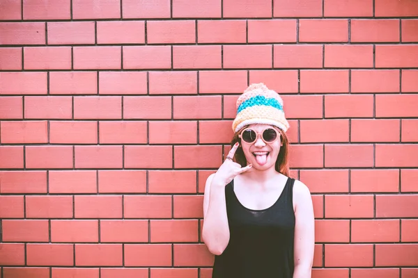 Asiatisches Hipster Mädchen Auf Orangefarbener Ziegelwand Lebensstil Moderner Teenager — Stockfoto