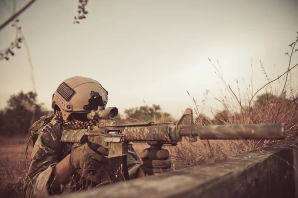 Retrato Soldado Disparando Durante Operación Militar Estilo Vintage Bunker Acción —  Fotos de Stock