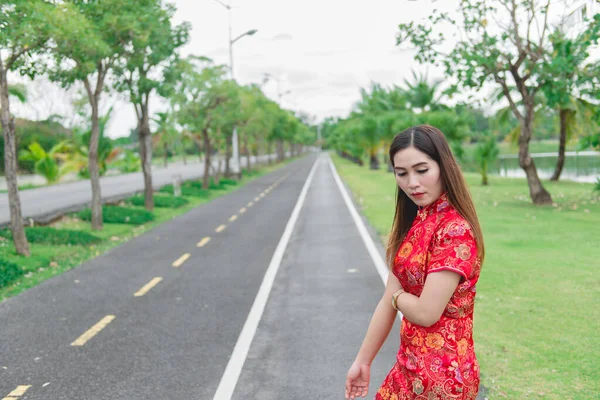 幸せな中国の新年 伝統的な清サムの服を着てアジアの女性の肖像画屋外 — ストック写真