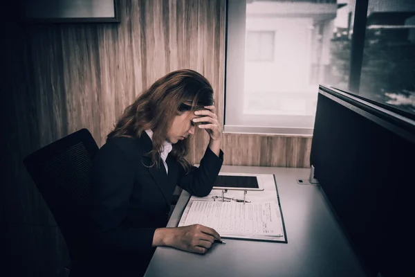 Üzleti Stressz Kemény Munka Asztalon Irodában Sötét Tónus Thaiföldi Emberek — Stock Fotó
