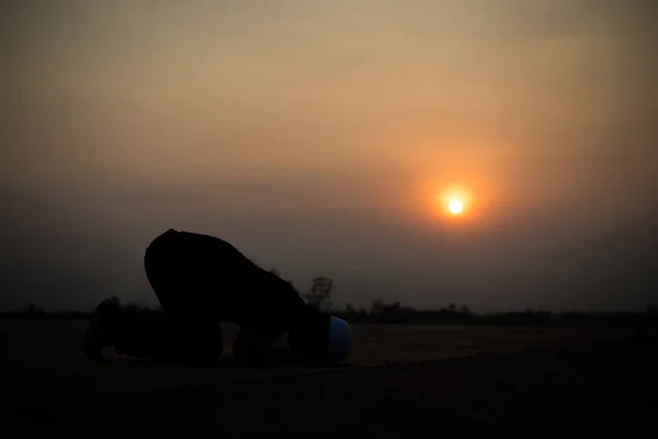 Silhouette Fiatal Ázsiai Muszlim Férfi Imádkozik Naplemente Ramadan Fesztivál Koncepció — Stock Fotó