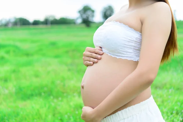 Portrait Jeune Femme Enceinte Plein Air — Photo