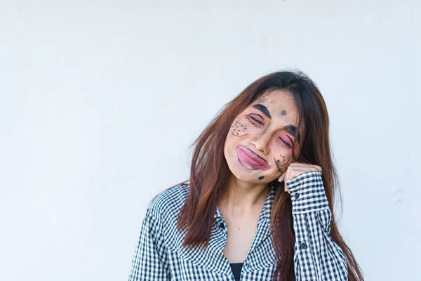 Wanita Asia Cantik Membuat Lelucon Wajah Dengan Latar Belakang Putih — Stok Foto