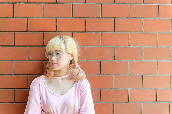 Портрет Тайської Жінки Золоті Волосини Японського Стилю Оранжевій Цегляній Стіні — стокове фото