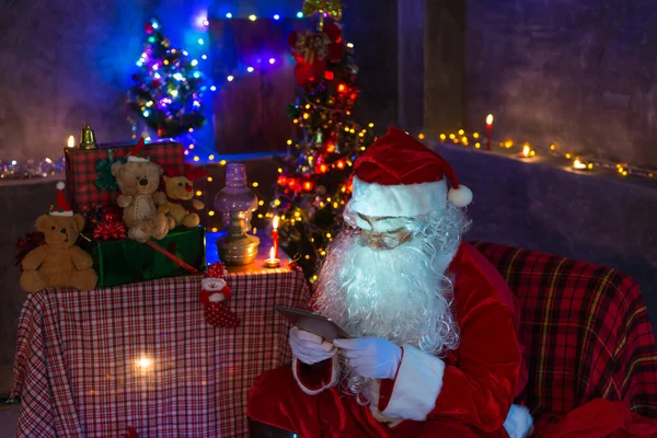 Santa Claus Jugando Tableta Concepto Feliz Navidad —  Fotos de Stock