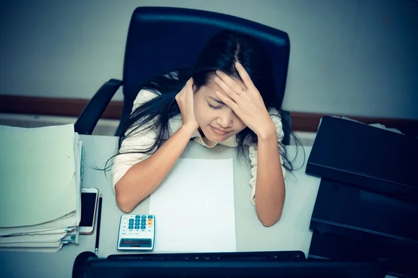 Jovem Empresária Estressada Sobrecarga Trabalho Enquanto Trabalhava Escritório — Fotografia de Stock
