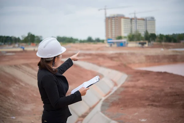 Ingeniero Mujer Que Trabaja Sitio Del Puente Construcción — Foto de Stock