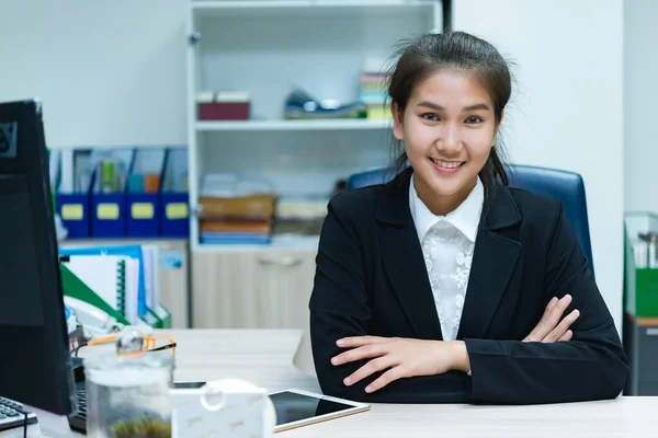 Азиатская Деловая Женщина Работающая Столом Офисе — стоковое фото
