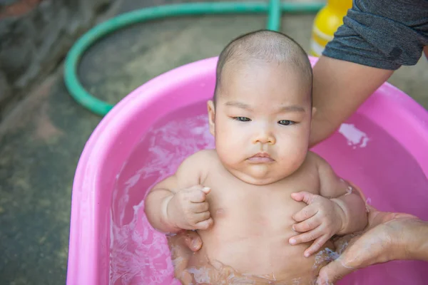 Closeup Asijské Dítě Dostat Sprchu Denního Světla — Stock fotografie