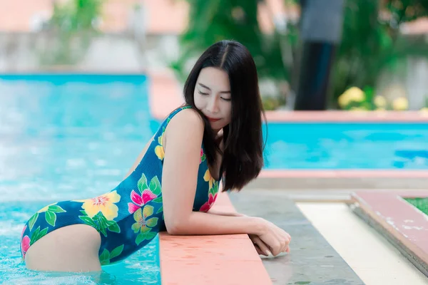 Retrato Mujer Sexy Asiática Piscina Tailandia Tiene Una Forma Cuerpo —  Fotos de Stock