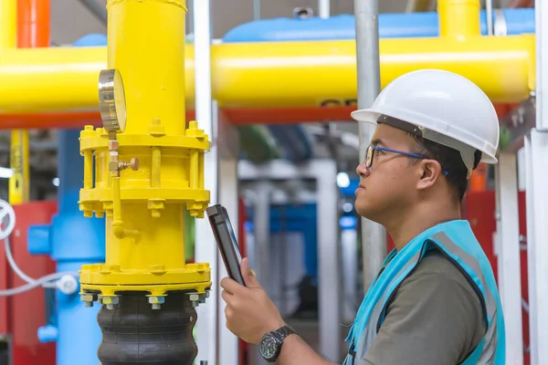 Aziatische Ingenieur Het Dragen Van Een Bril Werken Stookruimte Onderhoud — Stockfoto