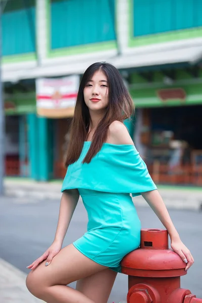 Retrato Bela Asiática Chique Menina Pose Para Tirar Uma Foto — Fotografia de Stock