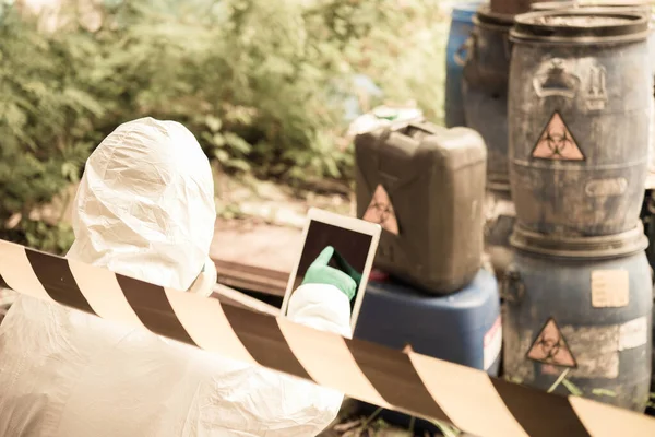 Científico Asiático Desgaste Traje Protección Química Comprobar Peligro Químico Trabajando — Foto de Stock