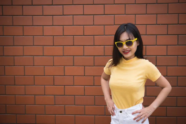 Porträt Asiatische Hipster Mädchen Auf Backsteinmauer Hintergrund Thailand Menschen Tragen — Stockfoto